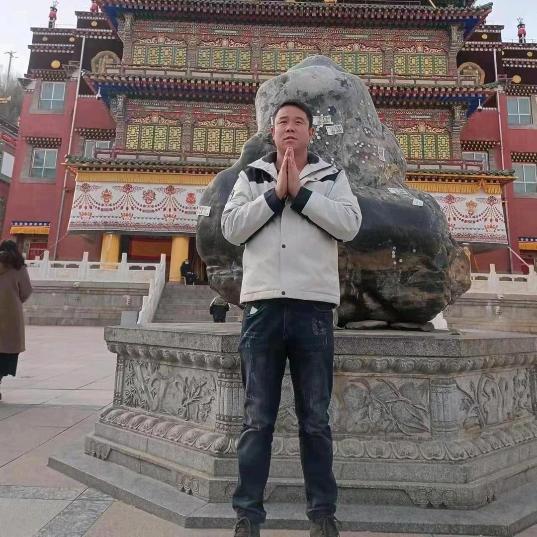 新疆伊犁万茂二手挖机出租出售