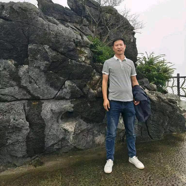 《张显彪威》