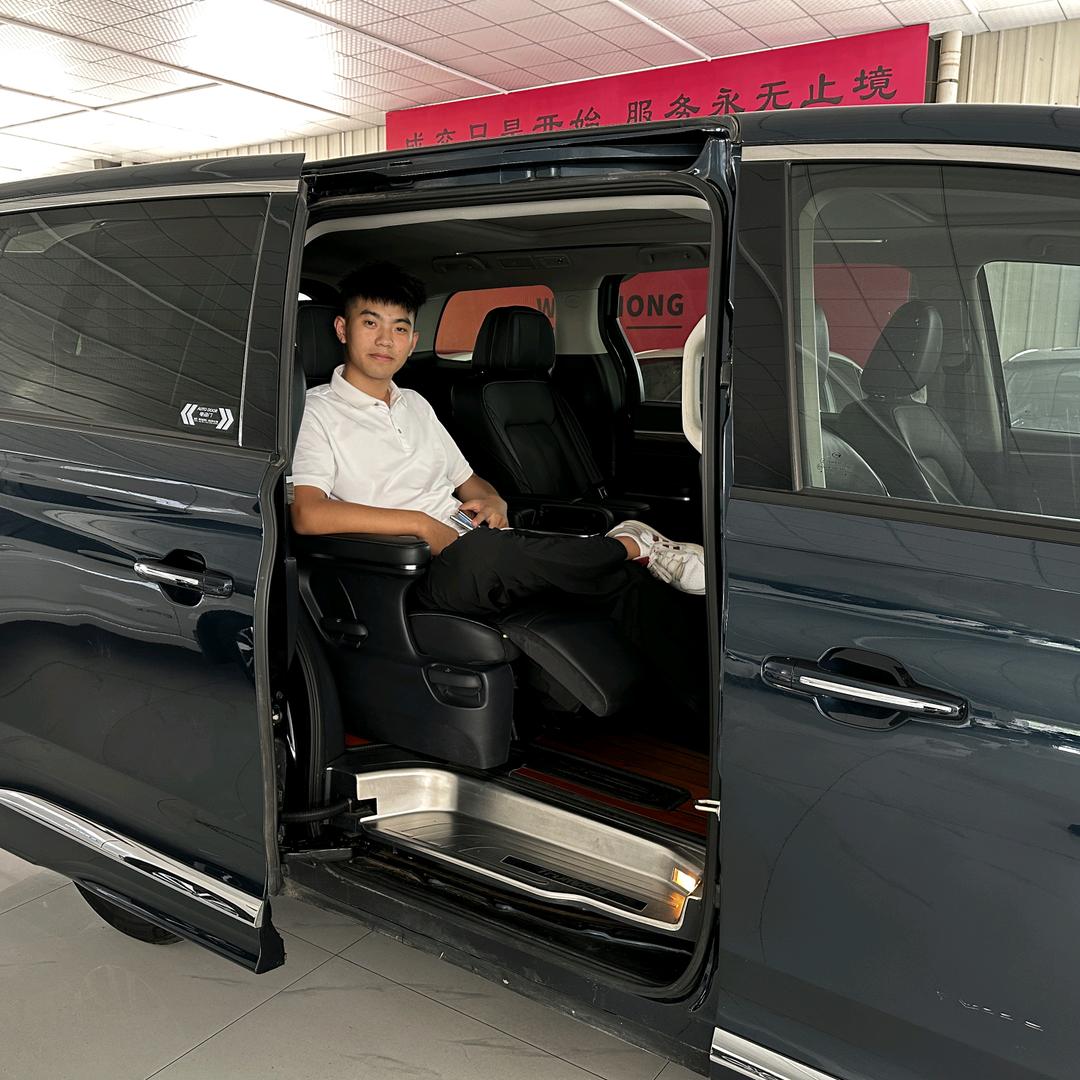 梁山万众二手车 杨哲