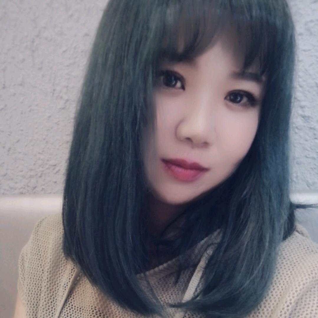 嘴角微翘