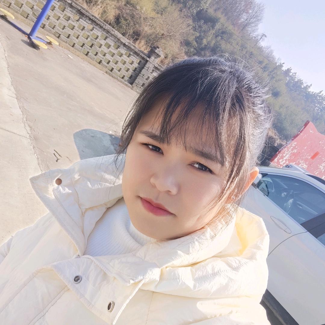 柠檬树上柠檬果，柠檬树下不止我
