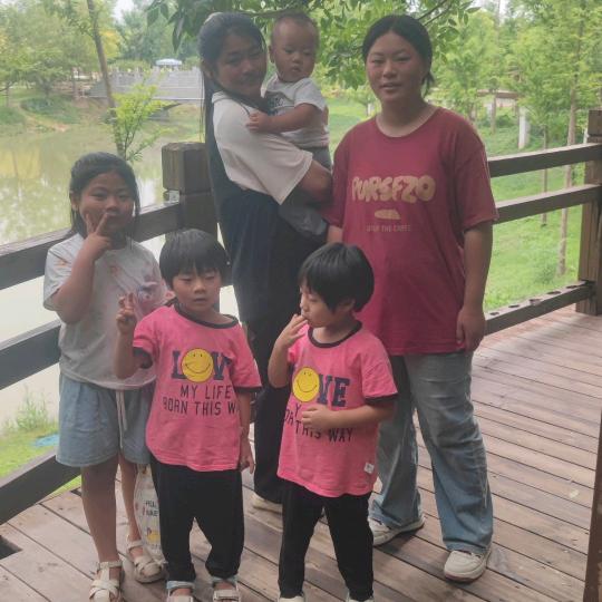 家有花五朵外十草一棵