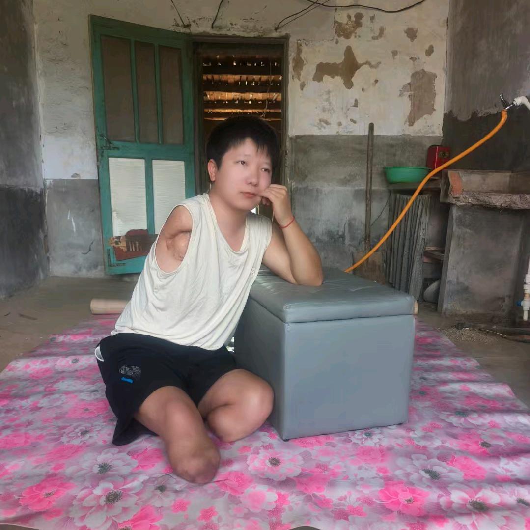 一只手的农村小孩