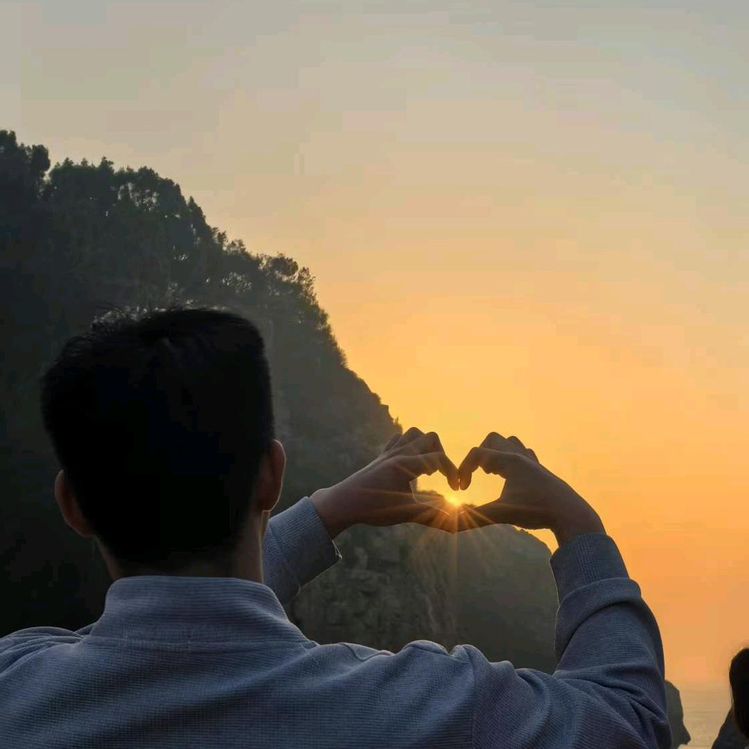 小何