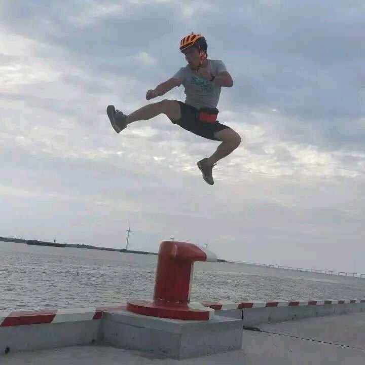 在路上。