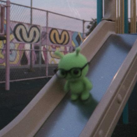 拿着冰红茶的吗喽在跳大香蕉