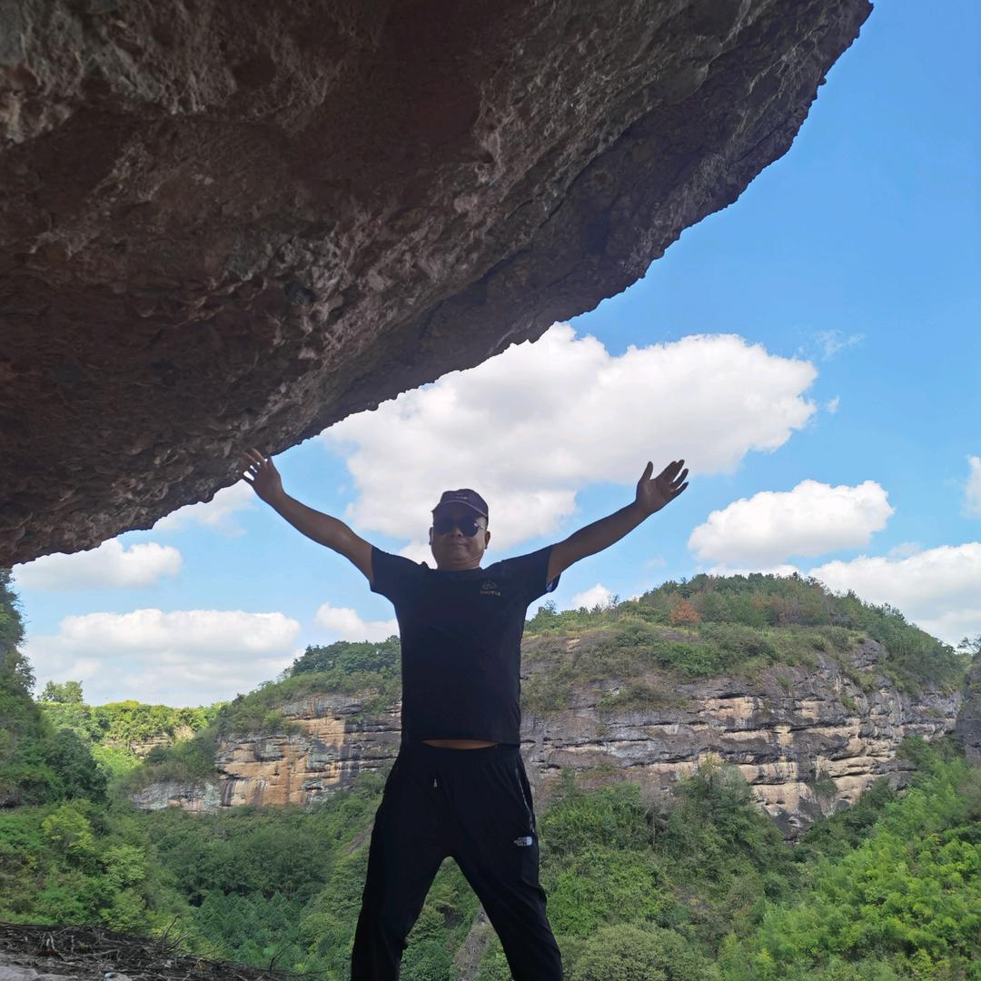 夜空里飘动的萤火虫