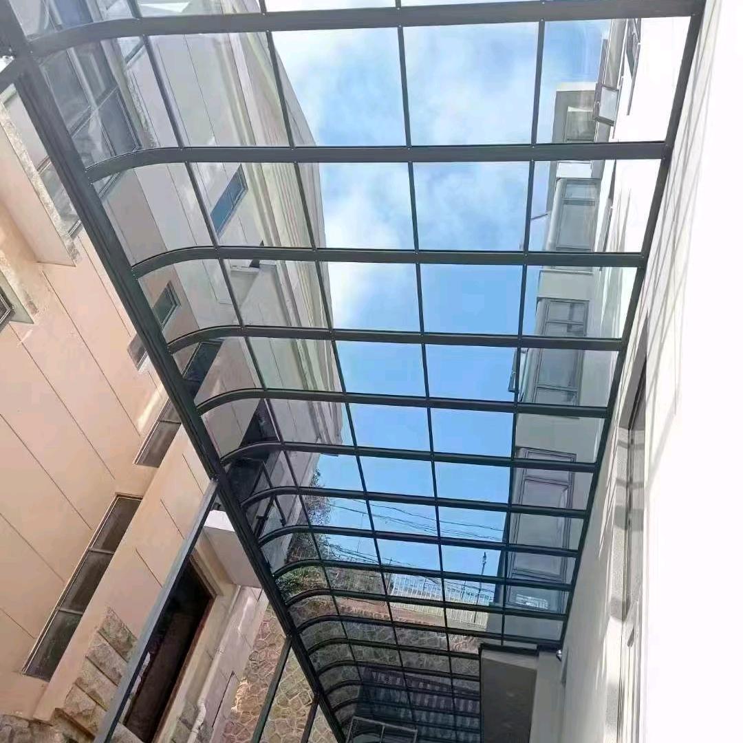 罗师傅耐力板雨棚安装