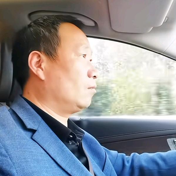 开奔驰的冯哥