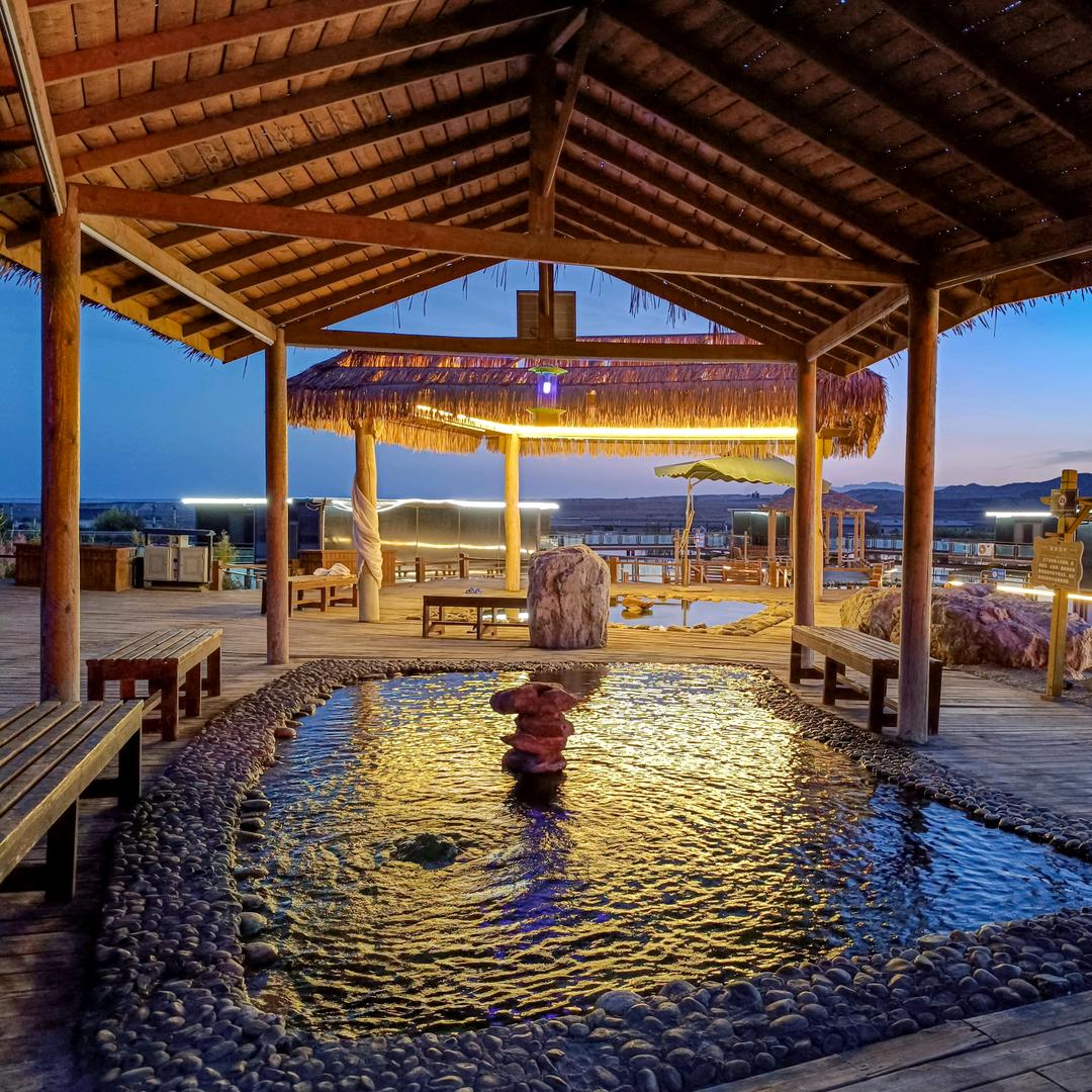 月亮泊温泉戈壁温泉度假区