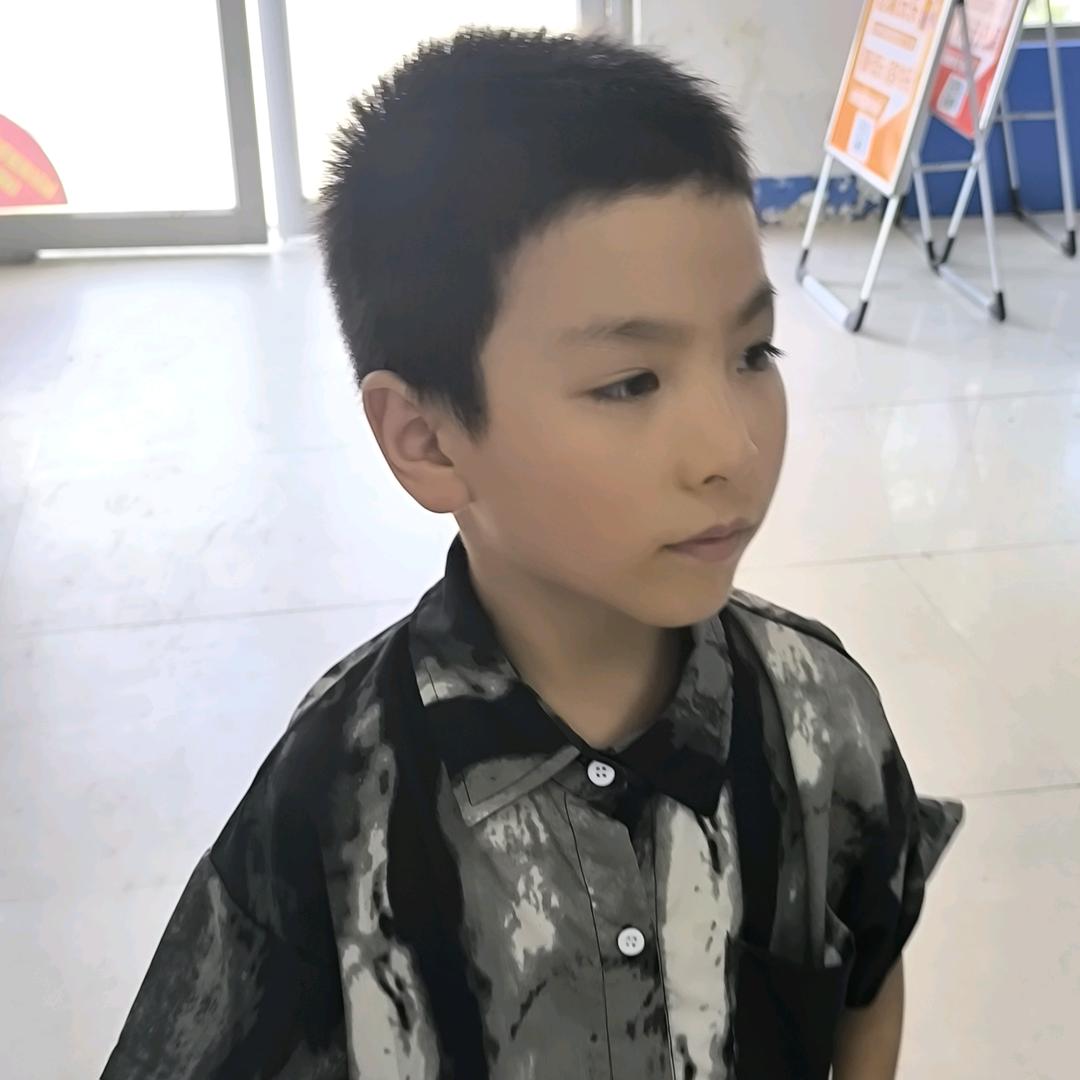 耀耀弟弟.