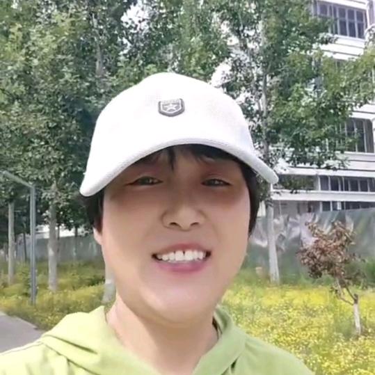 微笑纯属礼貌。