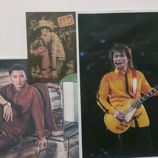 王同学，A信，晚上直播唱歌