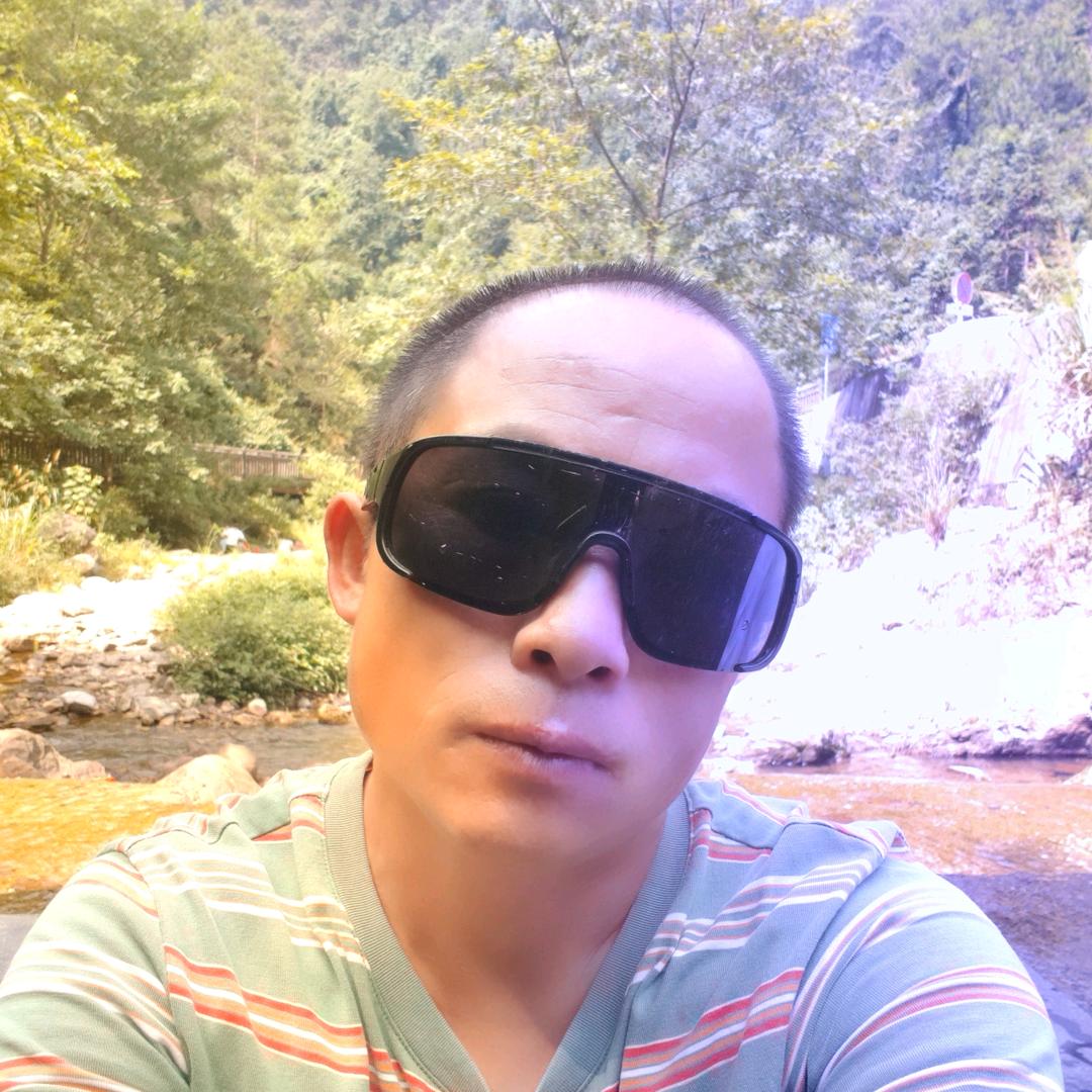 一抹相思泪，天涯永相随。