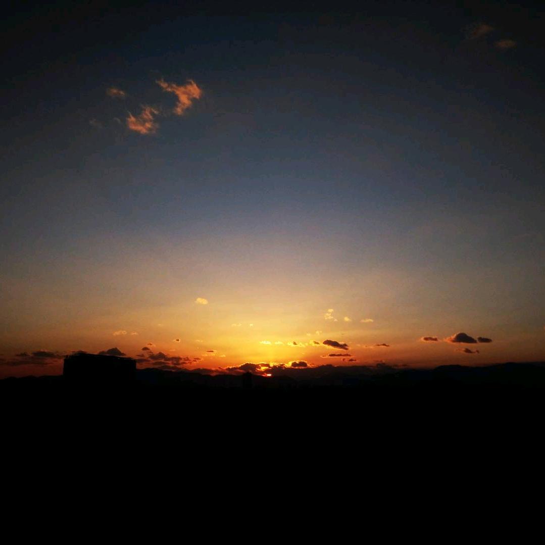 天边有曦光亮起