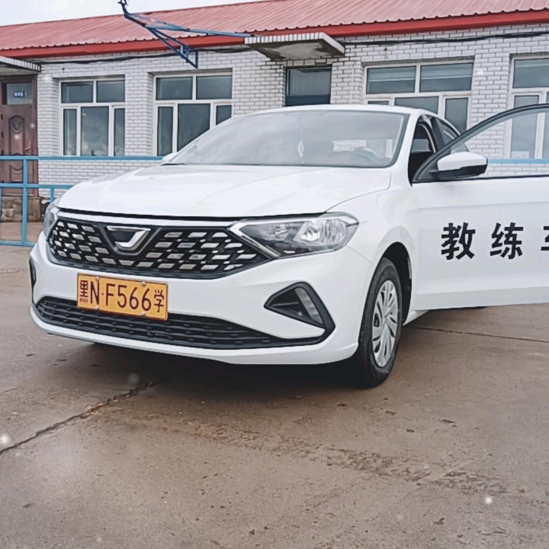 嫩江九龙驾校张英伟