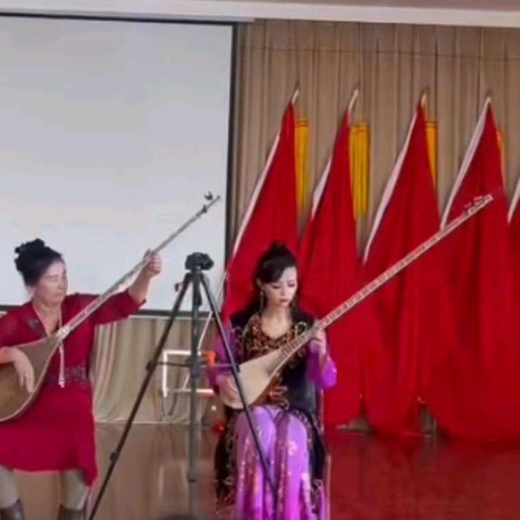 古丽奴尔——弹拨尔