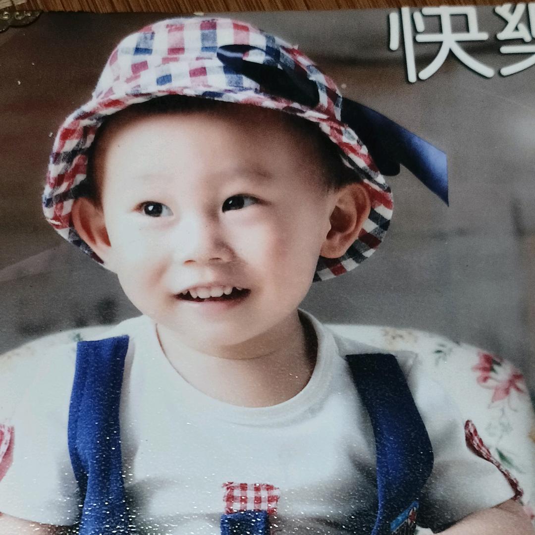 小何     机构