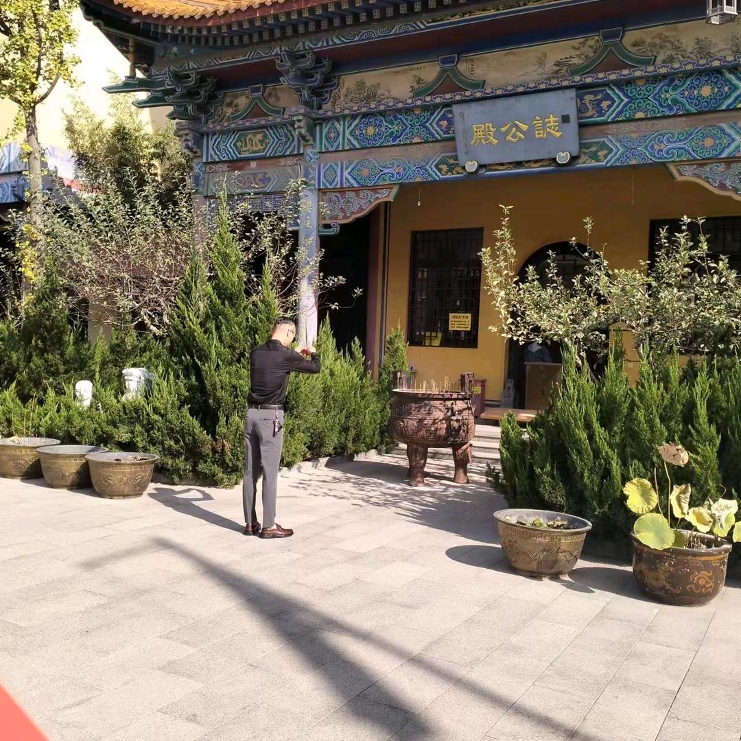 下马敬红尘