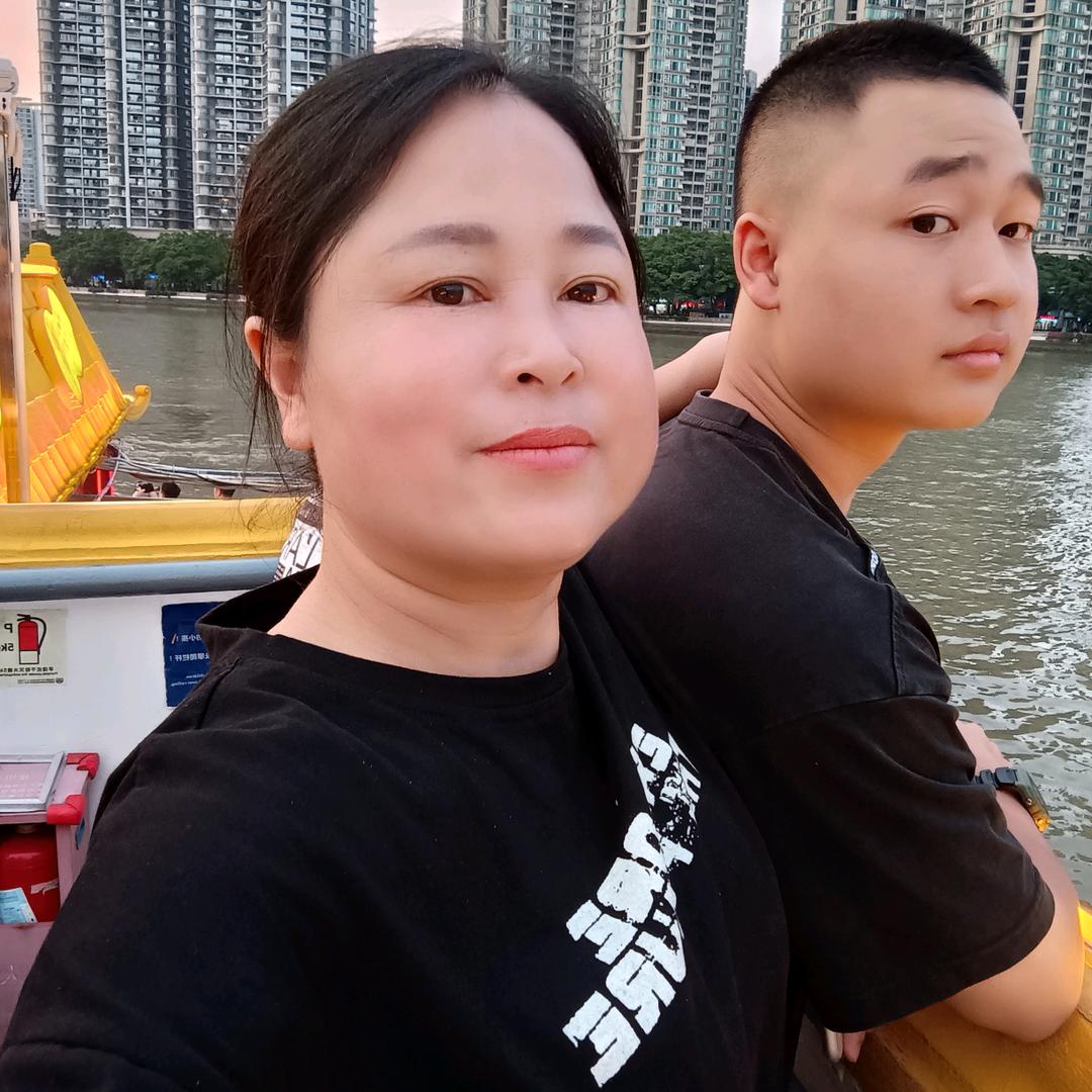 红艳艳优麦服装