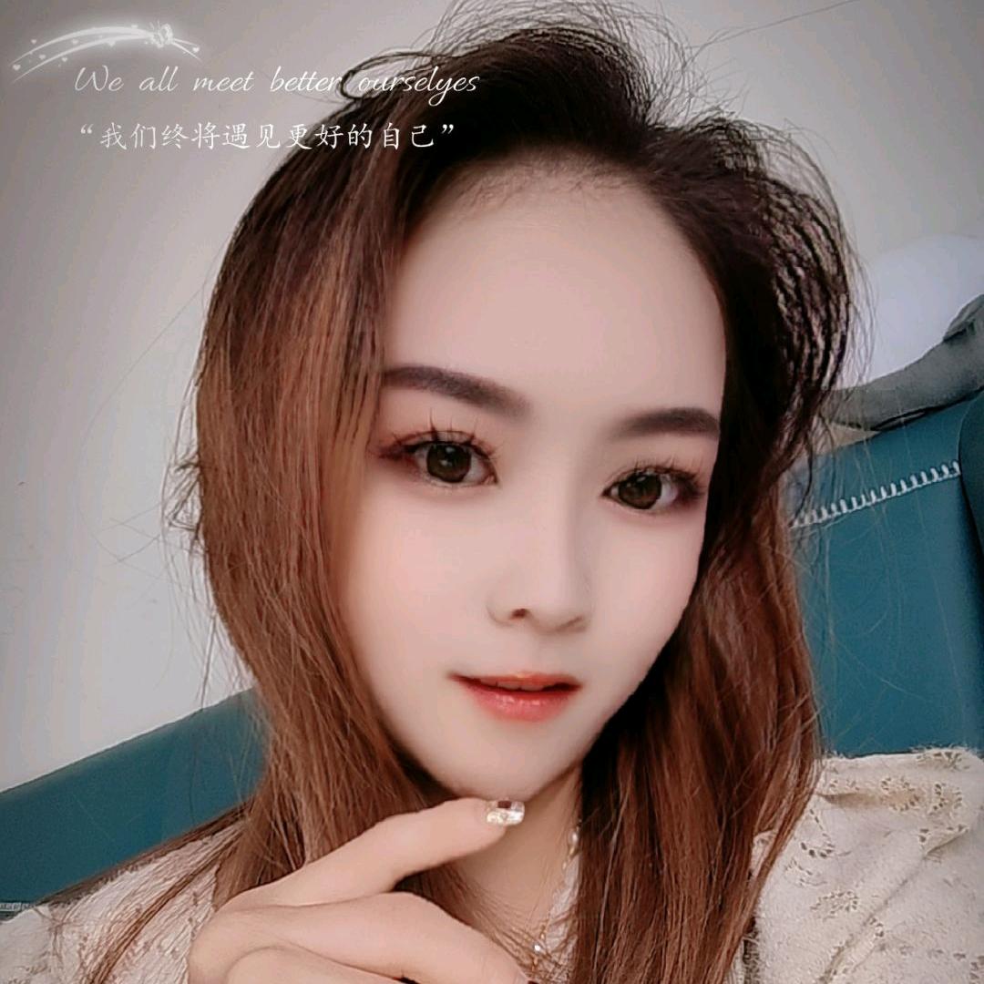 淡然一笑，玲
