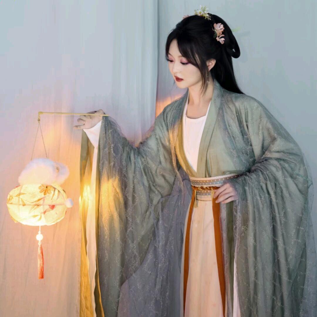 小蘑菇🍐在叽里咕噜ღ ⁹²³