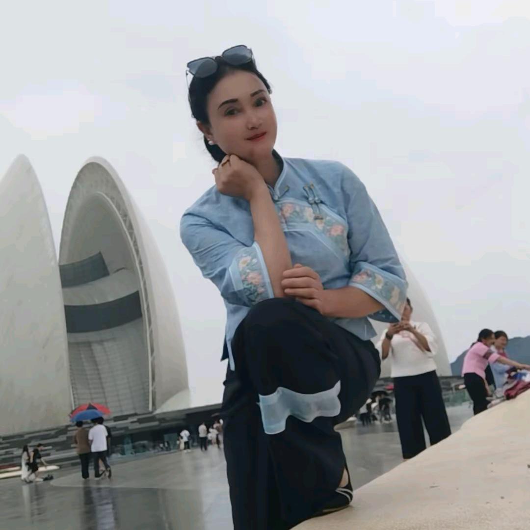 忘记过去，学会坚强。
