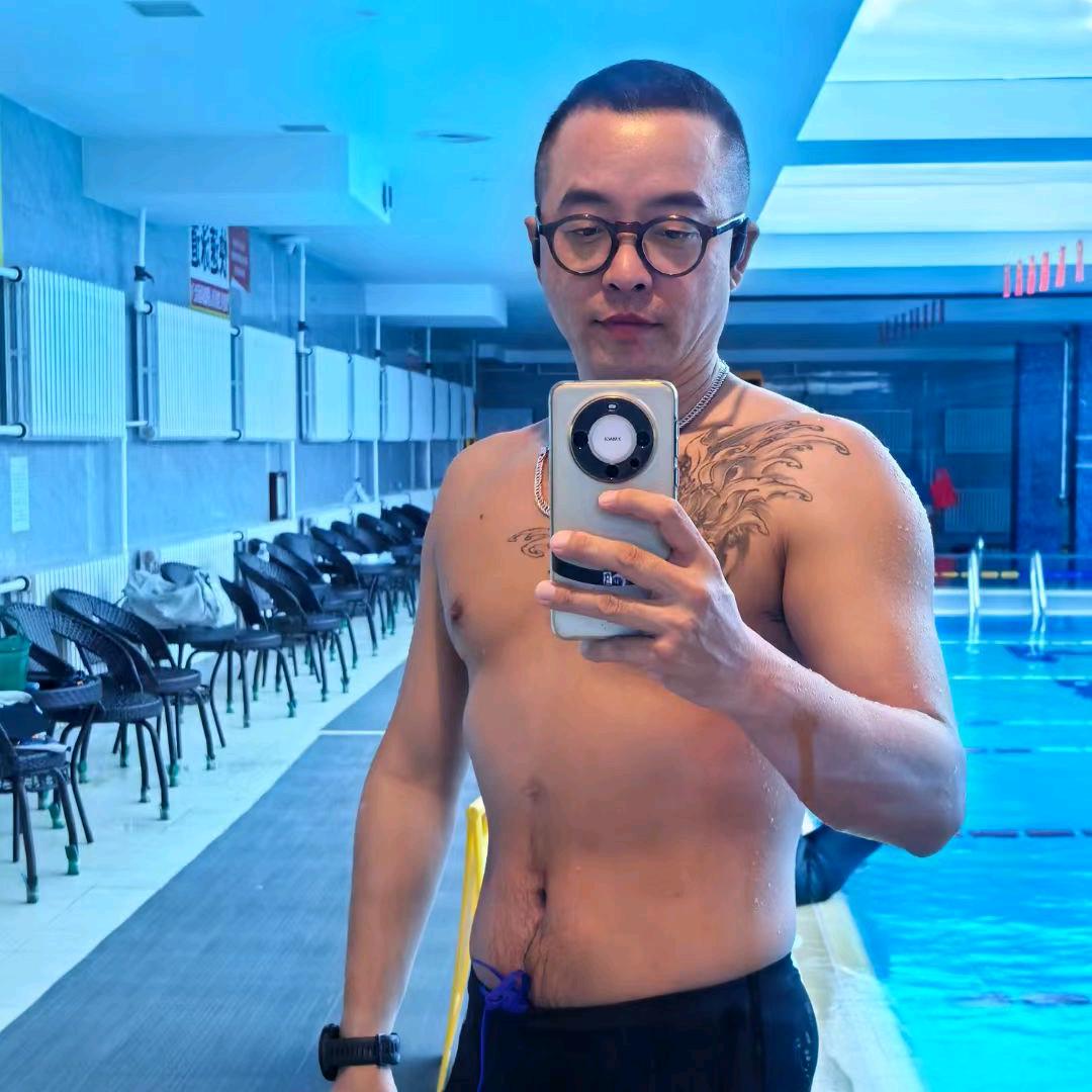 旅居版纳黑的皮小叔