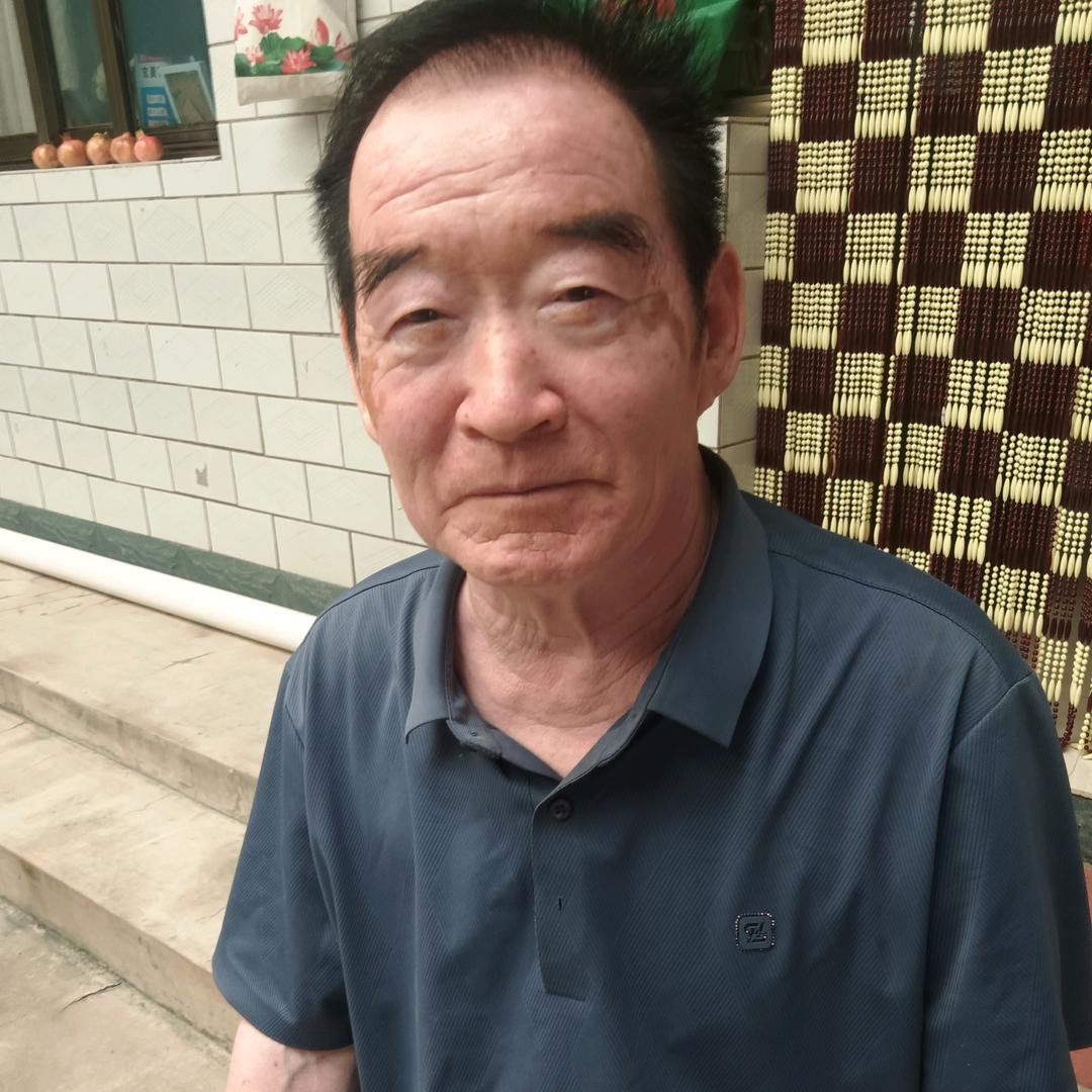 陈老大，爱唱戏