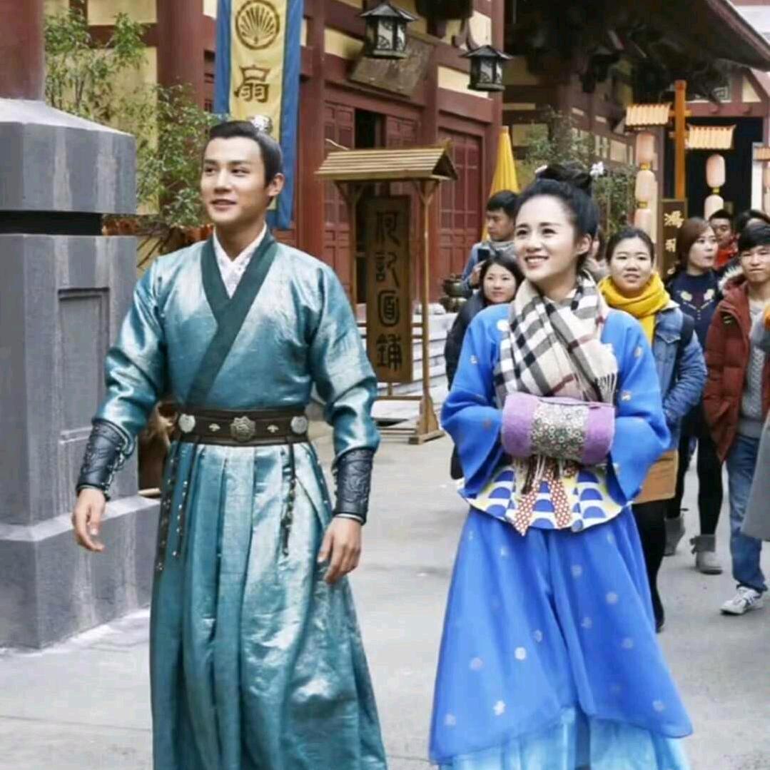 会弹电子琴的军妹子