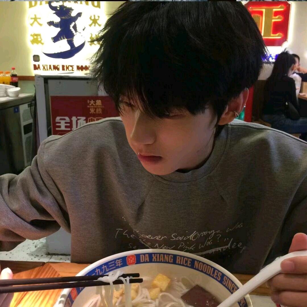 阴天群青蓝鸡腿菇