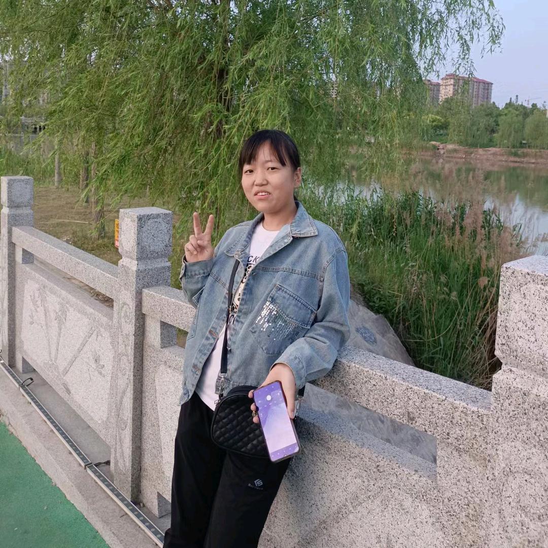 活泼可爱的小妮