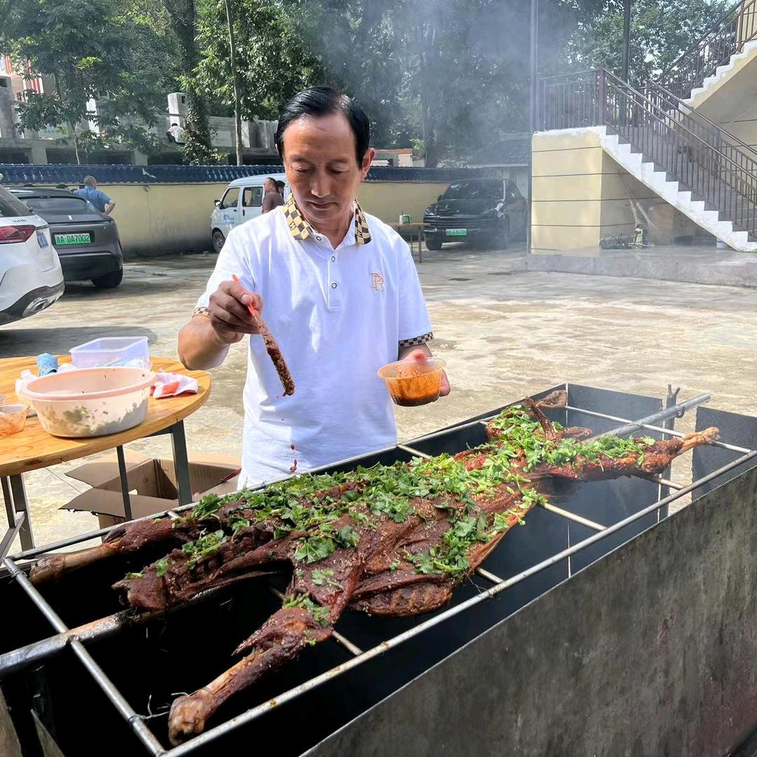 广跃中专业烤全羊