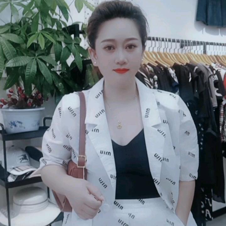 凯里伊人日记服装店（州林汽店）