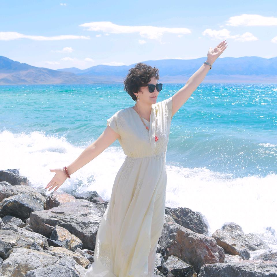 女神٩(๑òωó๑)