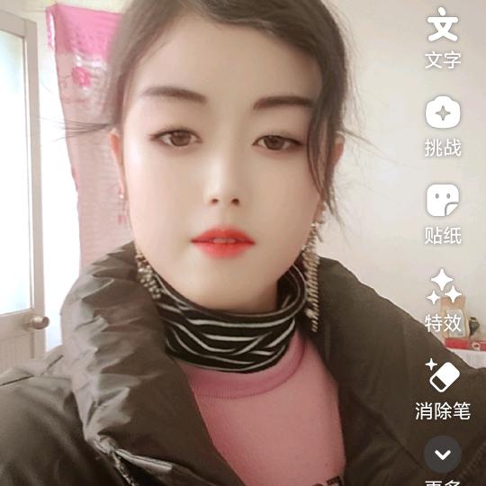 执杯轻笑