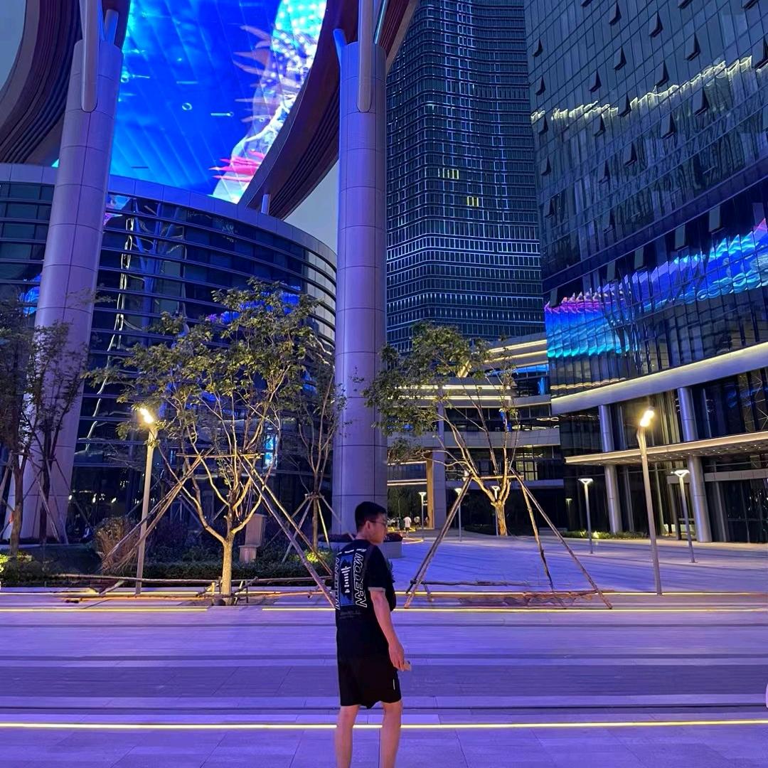 禹飞领着小柒看风景