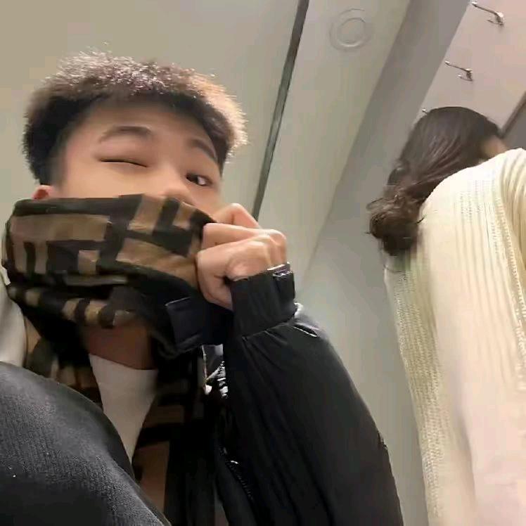 边浩东.