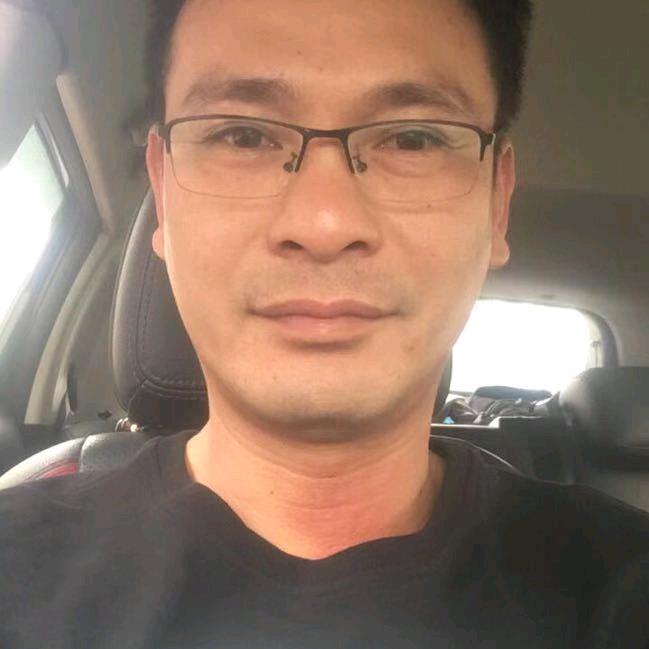 威威(ง •̀_•́)ง