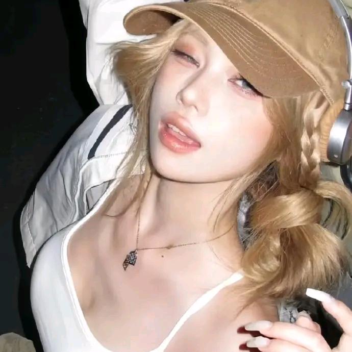 爱咬吸管的少女