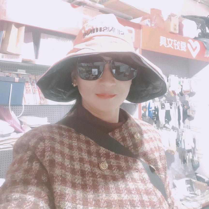 我是二中门口卖文具的嘿娘娘