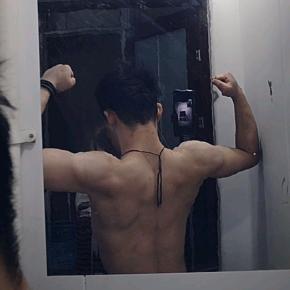 孙龙.在宠物店上班.