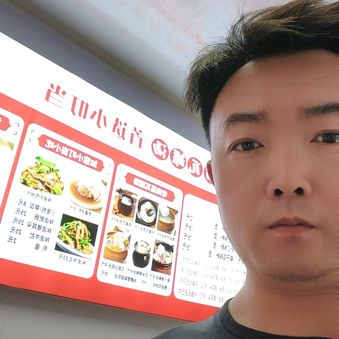 买南昌拌粉瓦罐汤的小伙子