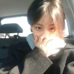 对方正在长头发