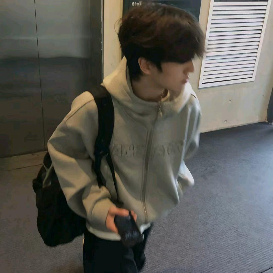 坐在坟头调戏鬼