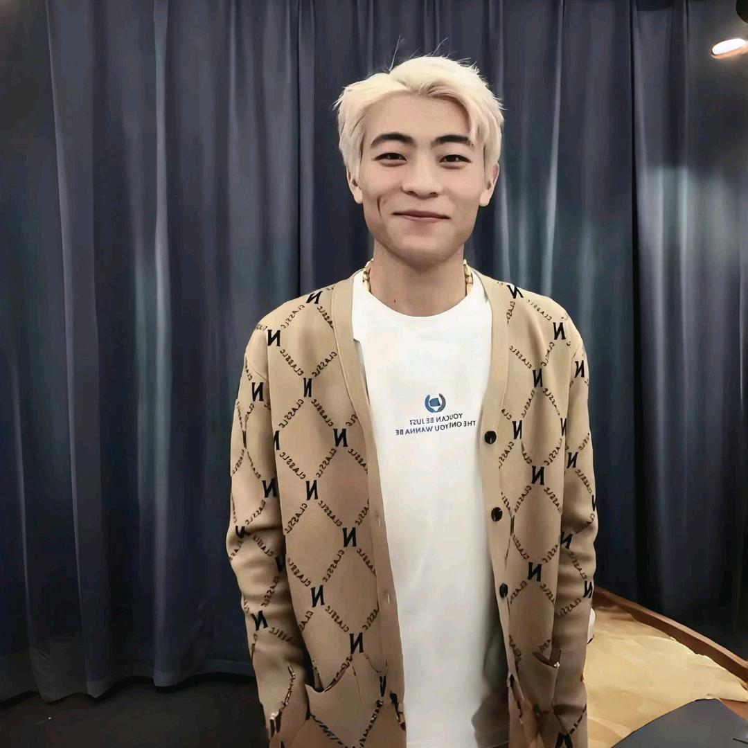 菲律宾发牌帅哥