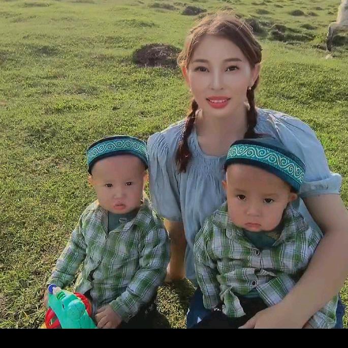 牧民小妇女和双胞胎