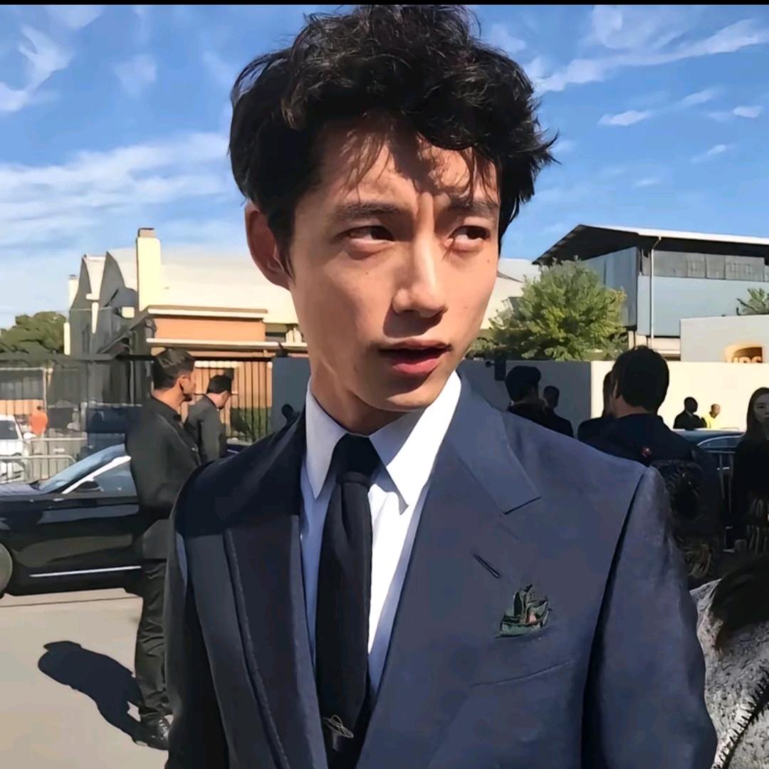 丑到扶老奶奶过马路被打