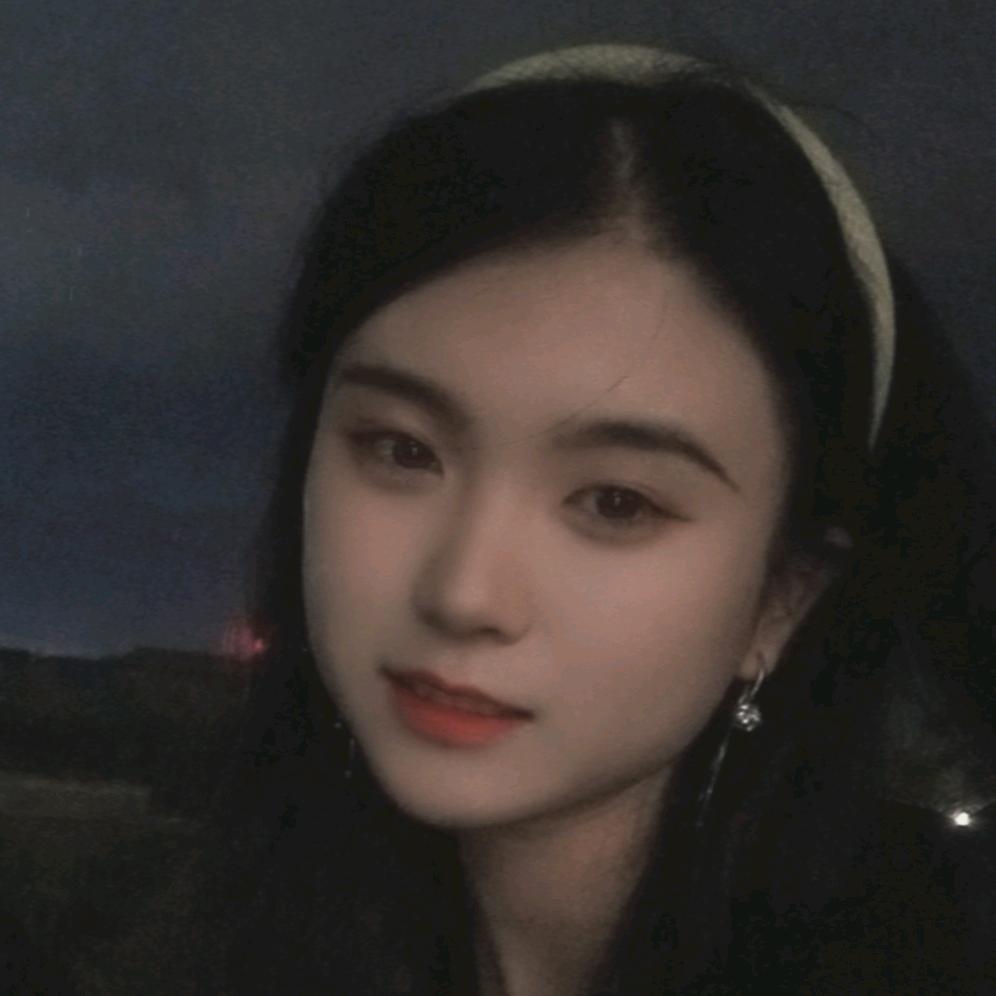 捡塑料瓶的漂亮小女孩