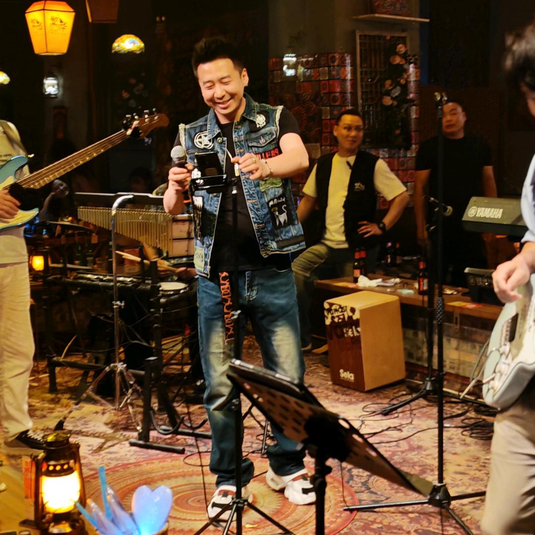 不会唱歌的——雷洛